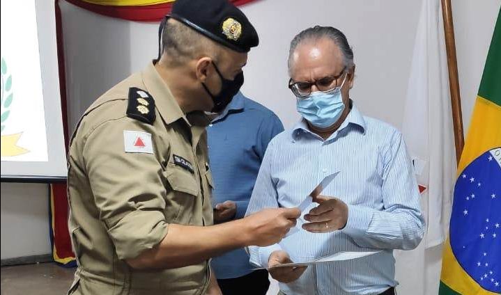 Polícia Militar homenageia prefeito de João Monlevade em solenidade
