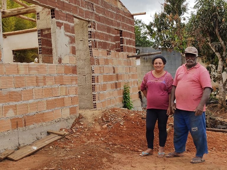 Após realizar vaquinha, moradora de Itabira dá nova casa aos pais