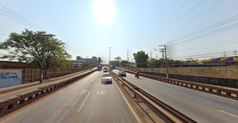 Acidente entre carreta e moto deixa uma pessoa morta, em Contagem