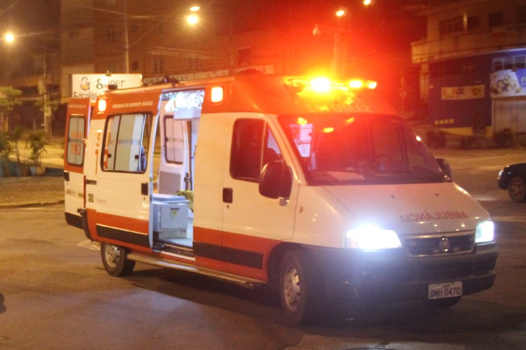 Homem é agredido com pedrada na cabeça durante a madrugada