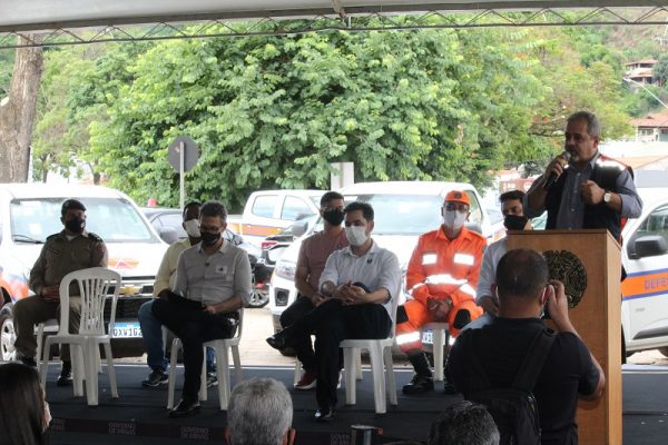 Em Santa Maria, Zema entrega kits para a Defesa Civil de 12 municípios