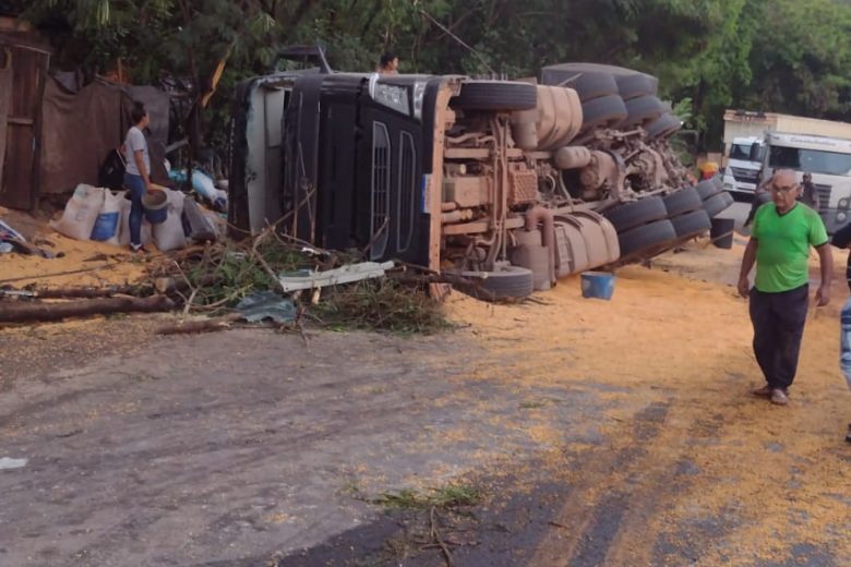 Carreta carregada de milho tomba e deixa motorista morto na BR-381