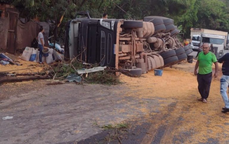 Carreta carregada de milho tomba e deixa motorista morto na BR-381