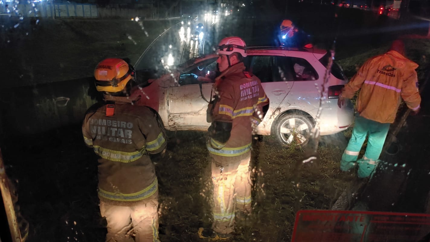 Veículo capotou na Via Expressa