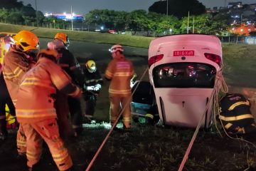 Veículo capota e fica pendurado na Via Expressa, em Contagem