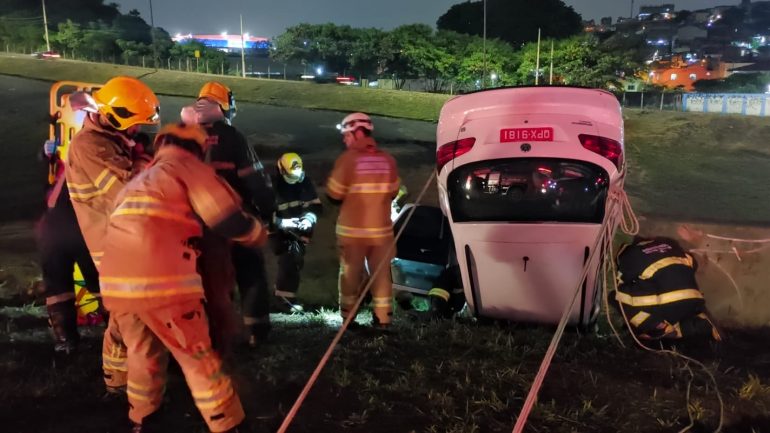 Veículo capota e fica pendurado na Via Expressa, em Contagem