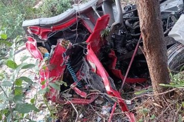 Caminhão cai em ribanceira e motorista fica preso às ferragens na BR-381