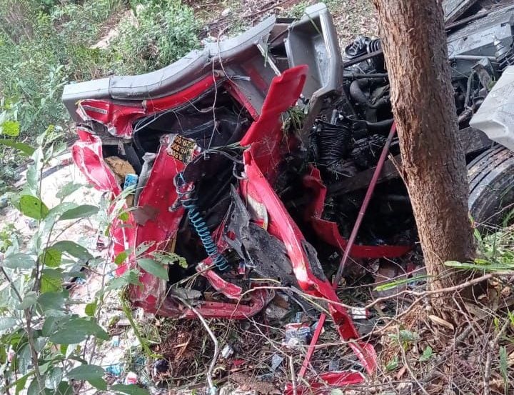Caminhão cai em ribanceira e motorista fica preso às ferragens na BR-381