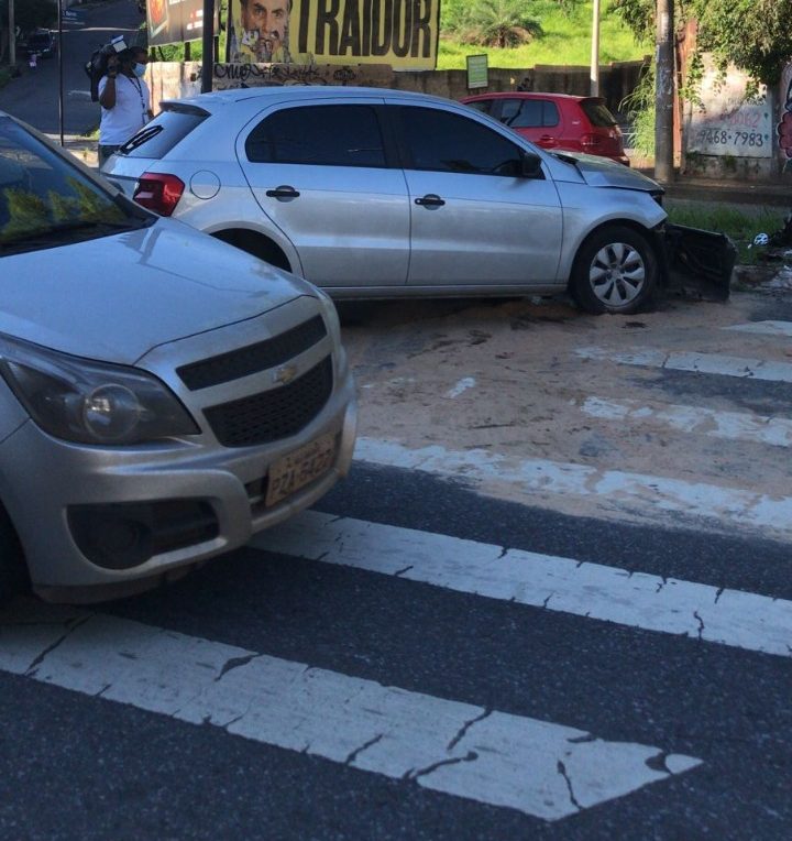 Motorista fica inconsciente após choque contra árvore