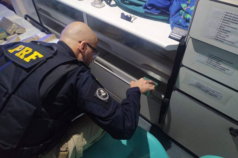 PRF apreende quase 45 kg de pasta base de cocaína em ambulância na BR-262