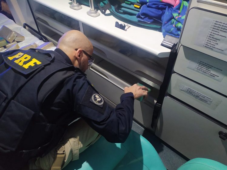 PRF apreende quase 45 kg de pasta base de cocaína em ambulância na BR-262