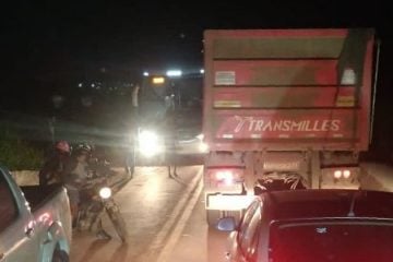 Motociclista fica ferido em colisão com carreta na BR-381