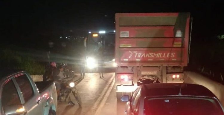 Motociclista fica ferido em colisão com carreta na BR-381