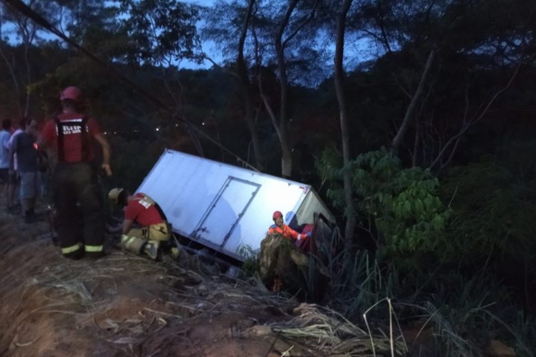 Motorista fica preso às ferragens e resgate dura mais de 2 horas