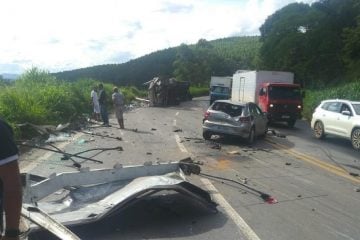 Carreta tomba e atinge outros três veículos interditando a BR-381