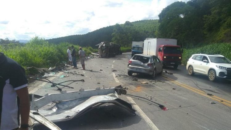Carreta tomba e atinge outros três veículos interditando a BR-381