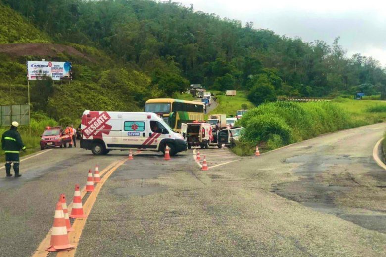 Colisão entre carro e ônibus deixa três feridos na BR-381, em Monlevade