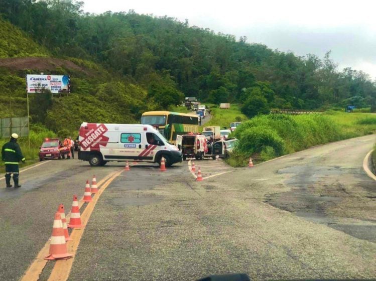 Colisão entre carro e ônibus deixa três feridos na BR-381, em Monlevade