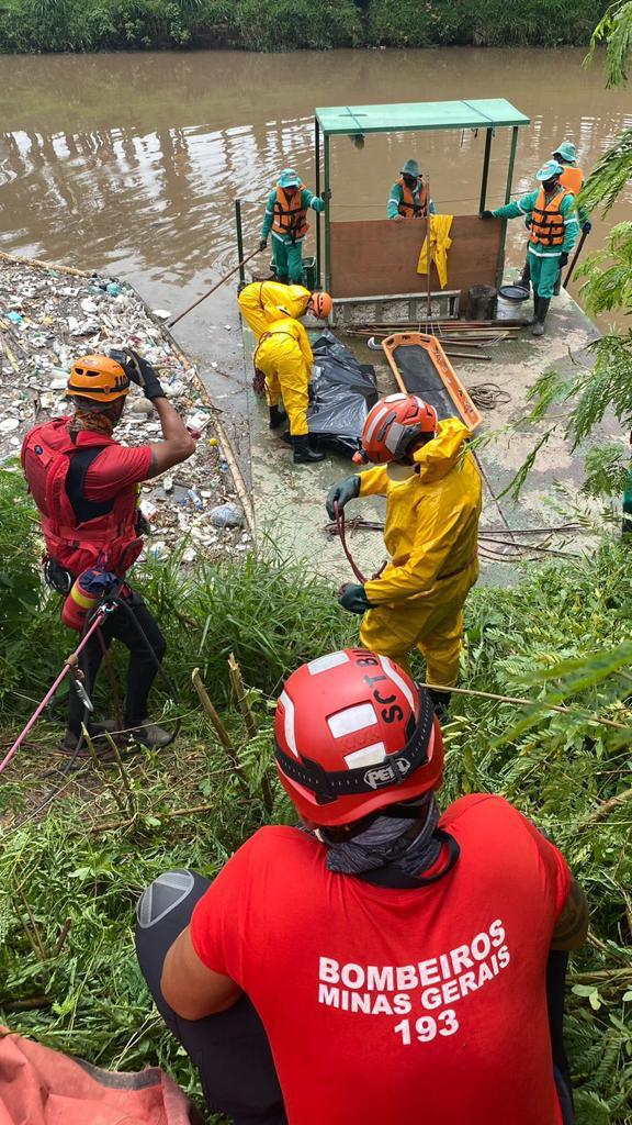 Corpo encontrado na Lagoa da Pampulha estava cercado por jacarés, o que dificultou resgate