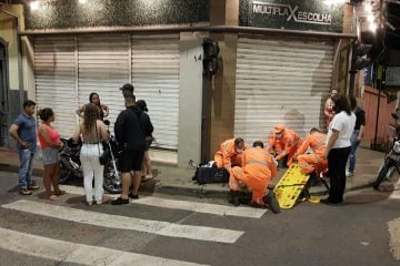 Jovem é socorrido pelos bombeiros após acidente no Centro de Itabira
