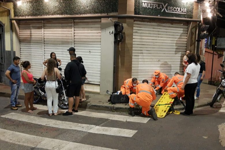 Jovem é socorrido pelos bombeiros após acidente no Centro de Itabira