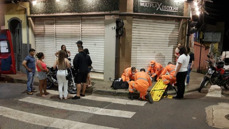Jovem é socorrido pelos bombeiros após acidente no Centro de Itabira