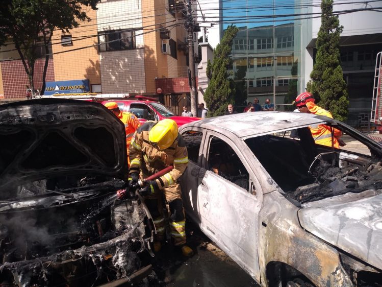 Incêndio em veículos mobiliza bombeiros em Ipatinga