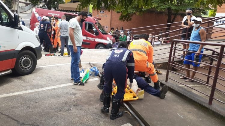 Acidente com vítimas mobiliza Bombeiros e Samu em Itabira