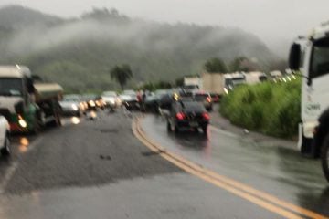 Três carros se envolvem em acidente no corte de Pedras, em Monlevade