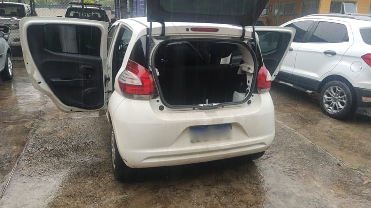 PRF recupera carro roubado e apreende 145 kg de maconha em Monlevade