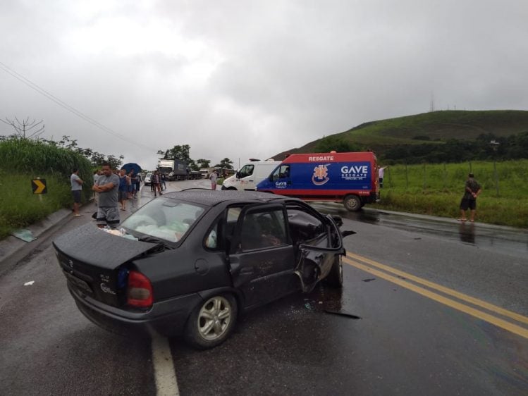 Colisão frontal mobiliza equipe do Gave na BR-381, em Nova Era