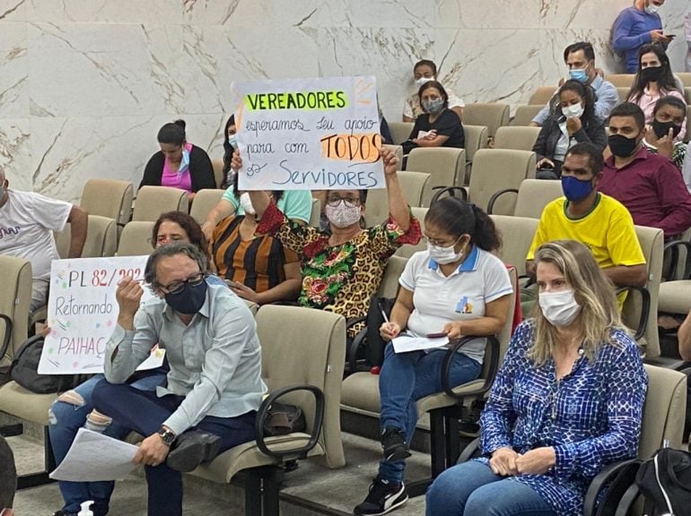 Sob protestos de servidores, projeto de lei da Prefeitura é aprovado na Câmara