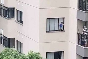 Criança é flagrada pendurada em janela de prédio; assista ao vídeo