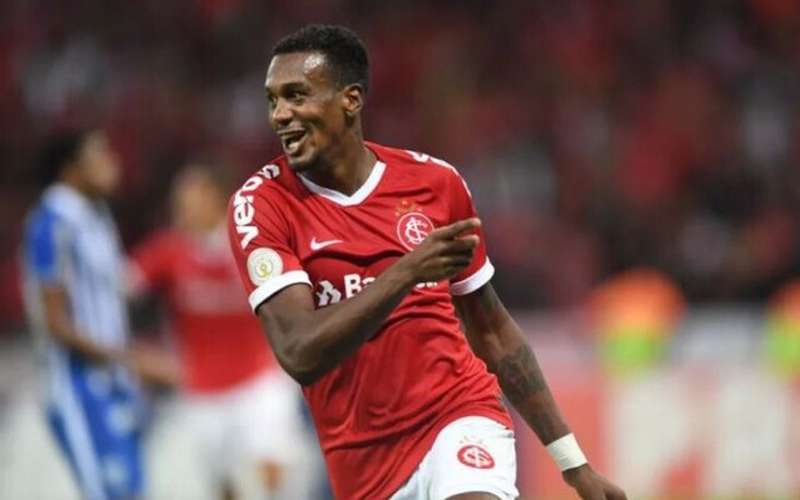 Edenílson no Atlético? Diretor o admira, mas nega negociações com Inter