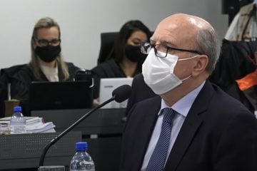 Familiares e sobreviventes deixam júri após fala de ex-prefeito no julgamento da boate Kiss