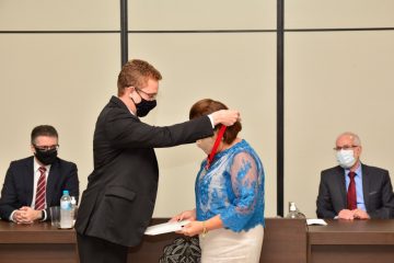 Monlevade: diretora da Fundação Crê-Ser recebe medalha “Desembargador Hélio Costa”