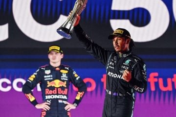 Hamilton ganha prova maluca e vai à etapa final empatado com Verstappen