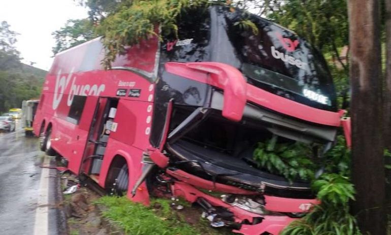 Cinco pessoas morrem em acidente entre carro e ônibus na BR-040