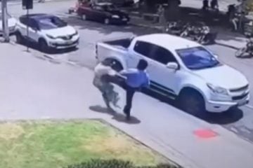Com criança no colo, homem agride ex-mulher em shopping; veja vídeo