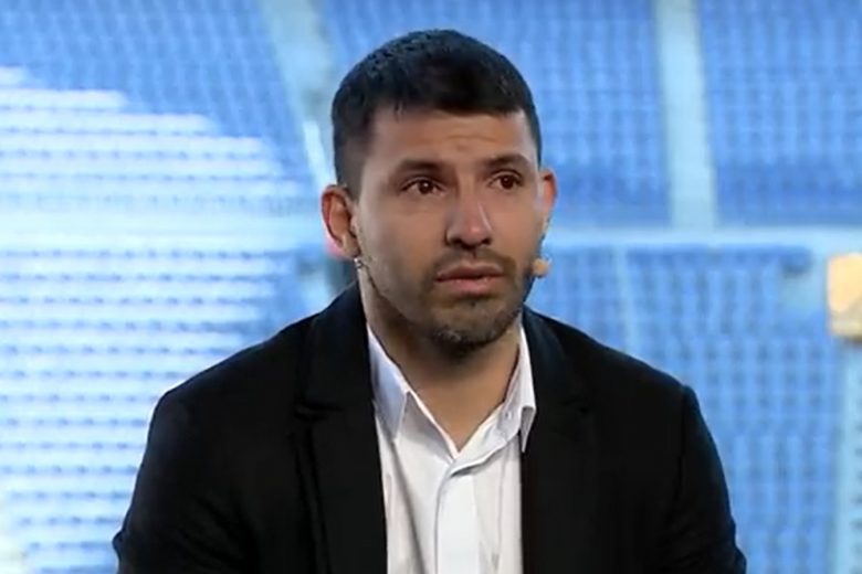 Agüero se emociona ao anunciar aposentadoria devido a problema cardíaco