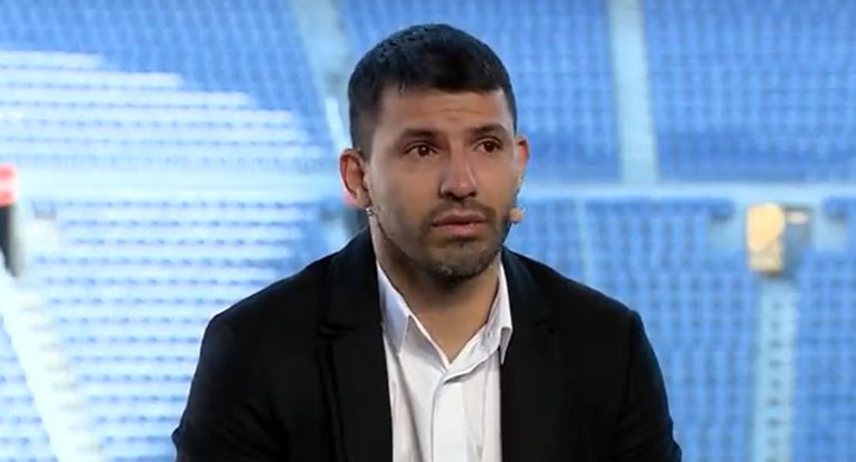 Agüero se emociona ao anunciar aposentadoria devido a problema cardíaco