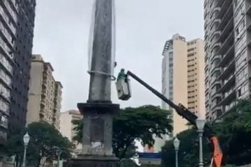 Pirulito da Praça Sete é coberto com ‘camisinha gigante’ em ação no Dia Mundial de Luta Contra a Aids
