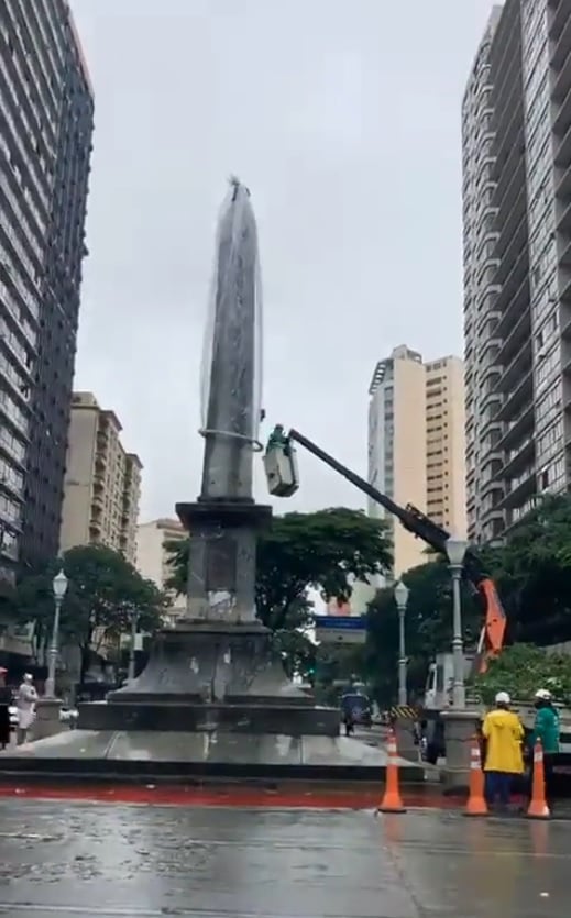 Pirulito da Praça Sete é coberto com ‘camisinha gigante’ em ação no Dia Mundial de Luta Contra a Aids