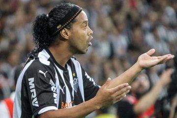Mesmo aposentado, Ronaldinho esbanja talento no futevôlei; veja lances
