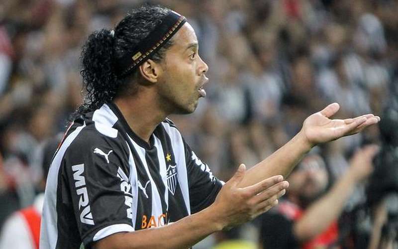 Mesmo aposentado, Ronaldinho esbanja talento no futevôlei; veja lances