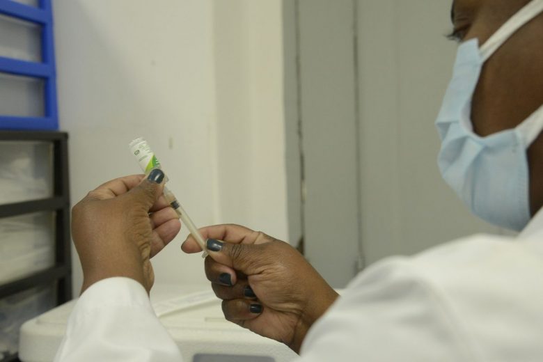 Covid-19: Rio antecipa dose de reforço para quem vai viajar