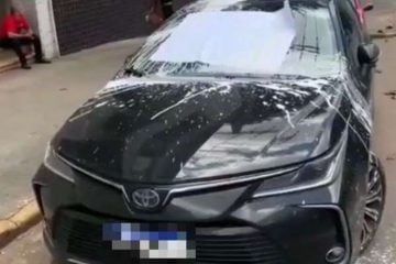 Mulher estaciona em frente a garagem e tem carro depredado