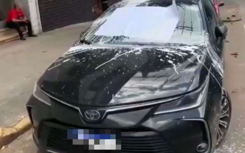 Mulher estaciona em frente a garagem e tem carro depredado