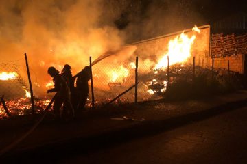 Incêndio atinge galpão de reciclagem e bombeiros combatem chamas por 5 horas