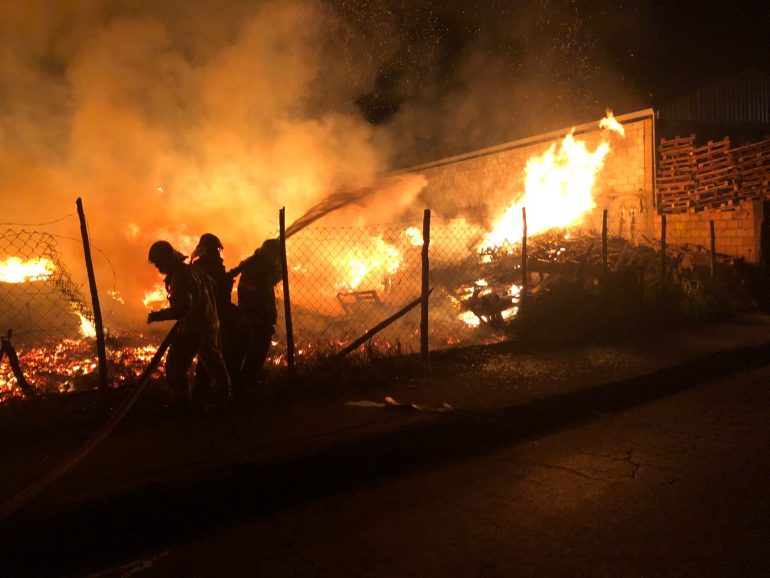 Incêndio atinge galpão de reciclagem e bombeiros combatem chamas por 5 horas